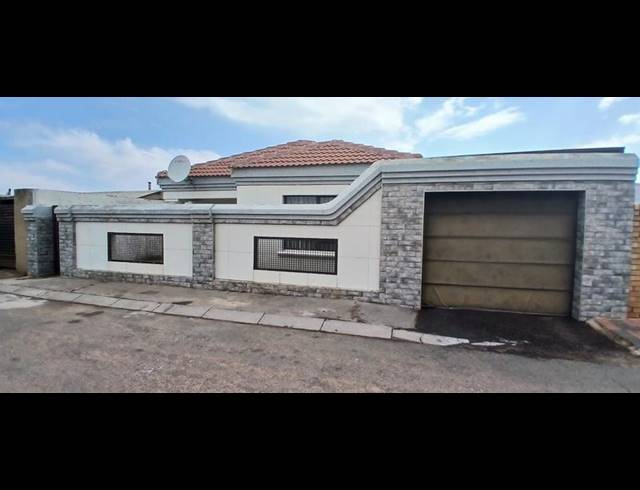 3 BEDROOM HOUSE FOR SALE IN MEADOWLANDS WEST